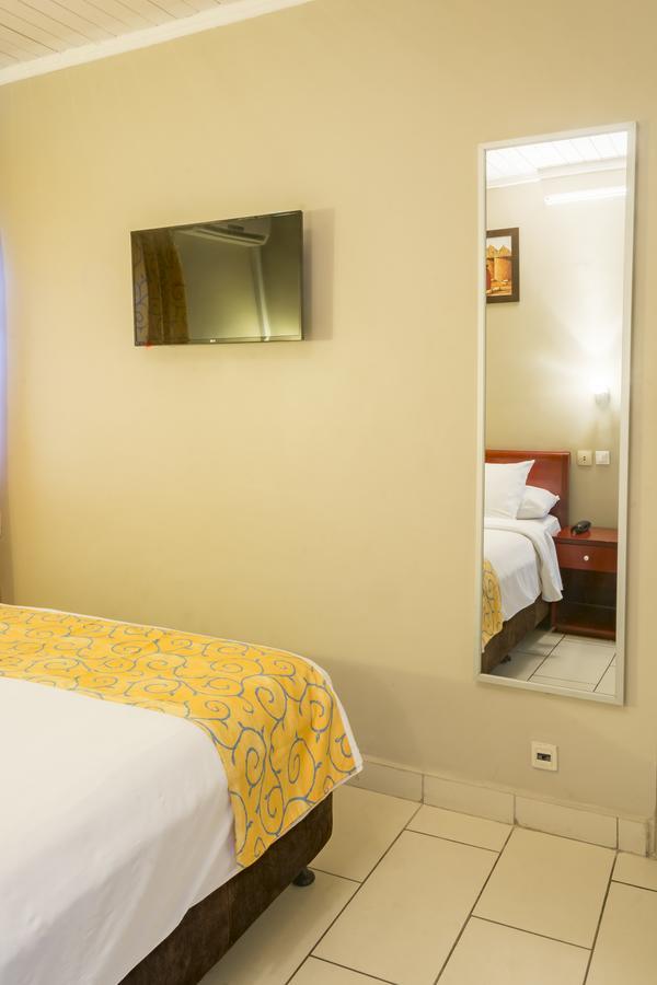 Hotel La Falaise Bonanjo Douala Exteriör bild