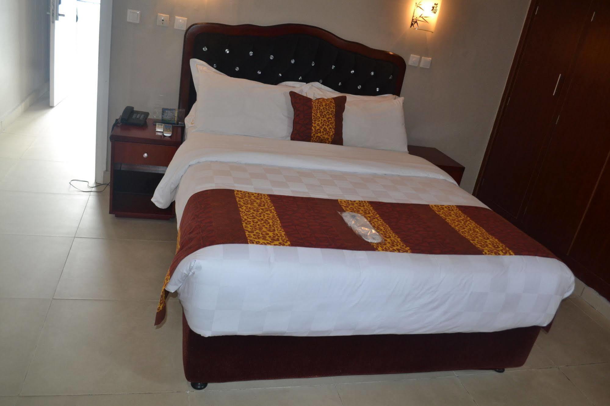 Hotel La Falaise Bonanjo Douala Exteriör bild